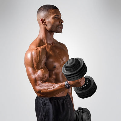 Muskulöser Mann im Profil beim Bizepscurl mit der 24-kg-Ironmate-Hantel vor grauem Hintergrund
