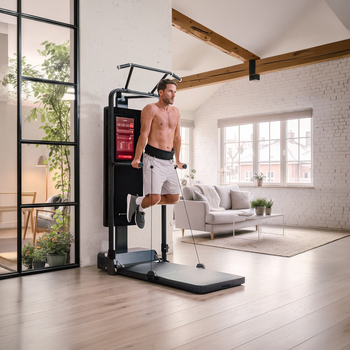 Mann macht Dips mit Dip-Gürtel an der sGym Pro im hellen Loft