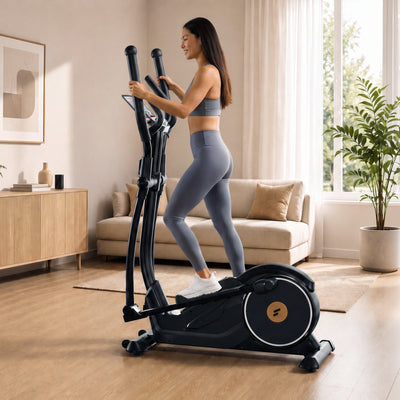 Frau trainiert im Wohnzimmer auf dem CX625 Crosstrainer und hält die Griffe