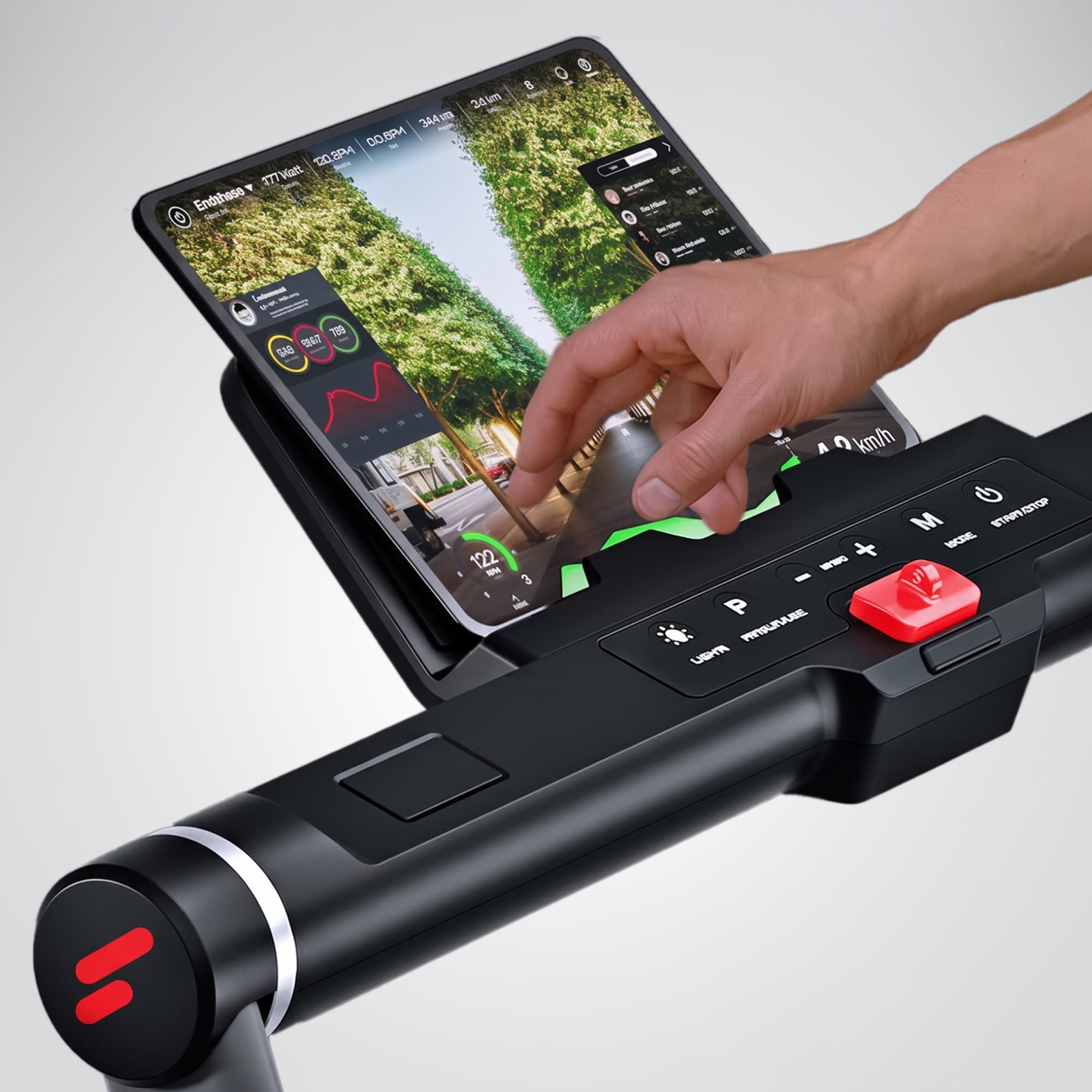 Hand bedient die Touch-Konsole des sWalk Plus mit roter Stopptaste, daneben Tablet mit Lauftraining