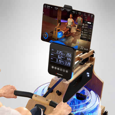 Nahaufnahme der WRX1000-Konsole mit Tablet-Livekurs und LCD-Werten über dem blau beleuchteten Wassertank