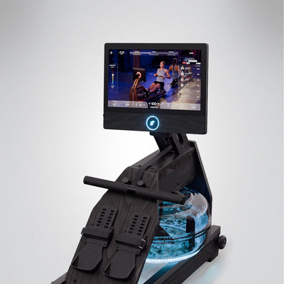 Großes 21,5-Zoll-Display am schwarzen Aqua Elite zeigt Live-Ruderkurs über Fußplatten und Wassertank
