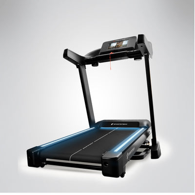 F37s Pro Laufband von vorn, hochgeklappte Konsole mit Touchdisplay, blau leuchtender LED-Streifen auf dem Deck