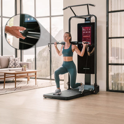 Frau macht Ausfallschritte an der sGym Pro, Detail der Fernbedienung am Griff