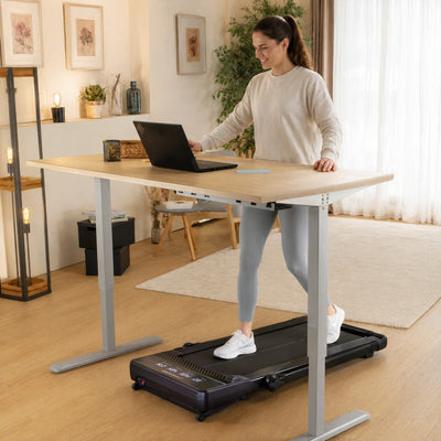 Frau am Stehschreibtisch am Laptop, gehend auf dem sPad1000 Laufband ohne Haltegriff