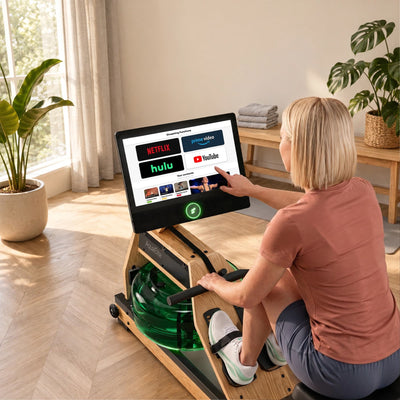 Frau wählt auf dem 21,5-Zoll-Display des hellbraunen Aqua Elite eine Streaming-App, Tank leuchtet grün