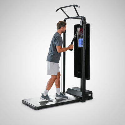 Mann trainiert Trizeps mit Seilgriff an der sGym Pro, Plattform ganz sichtbar