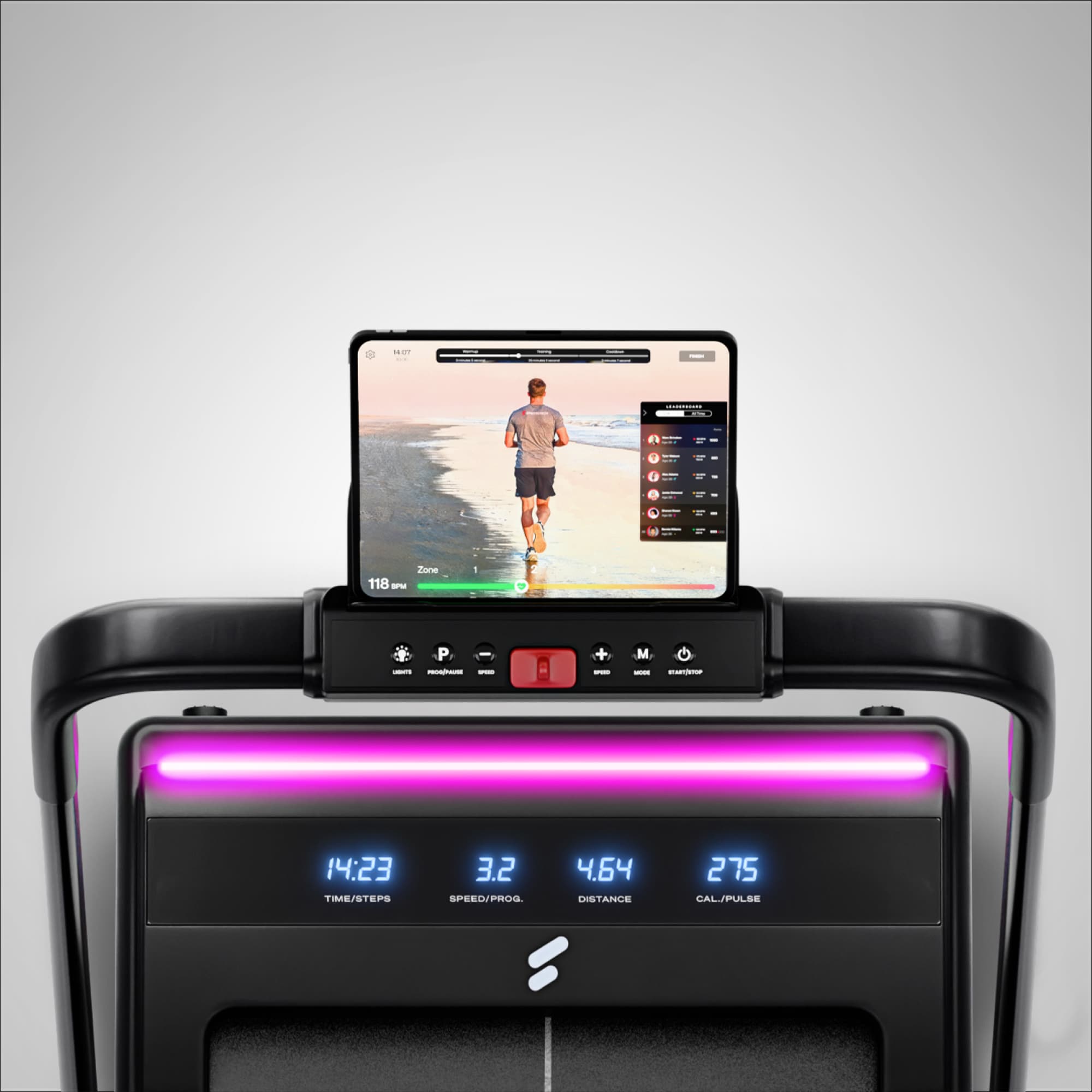 Nahaufnahme der Konsole des sWalk Lite Plus mit Tablet, Bedientasten und blauem Display sowie pinker LED-Leiste