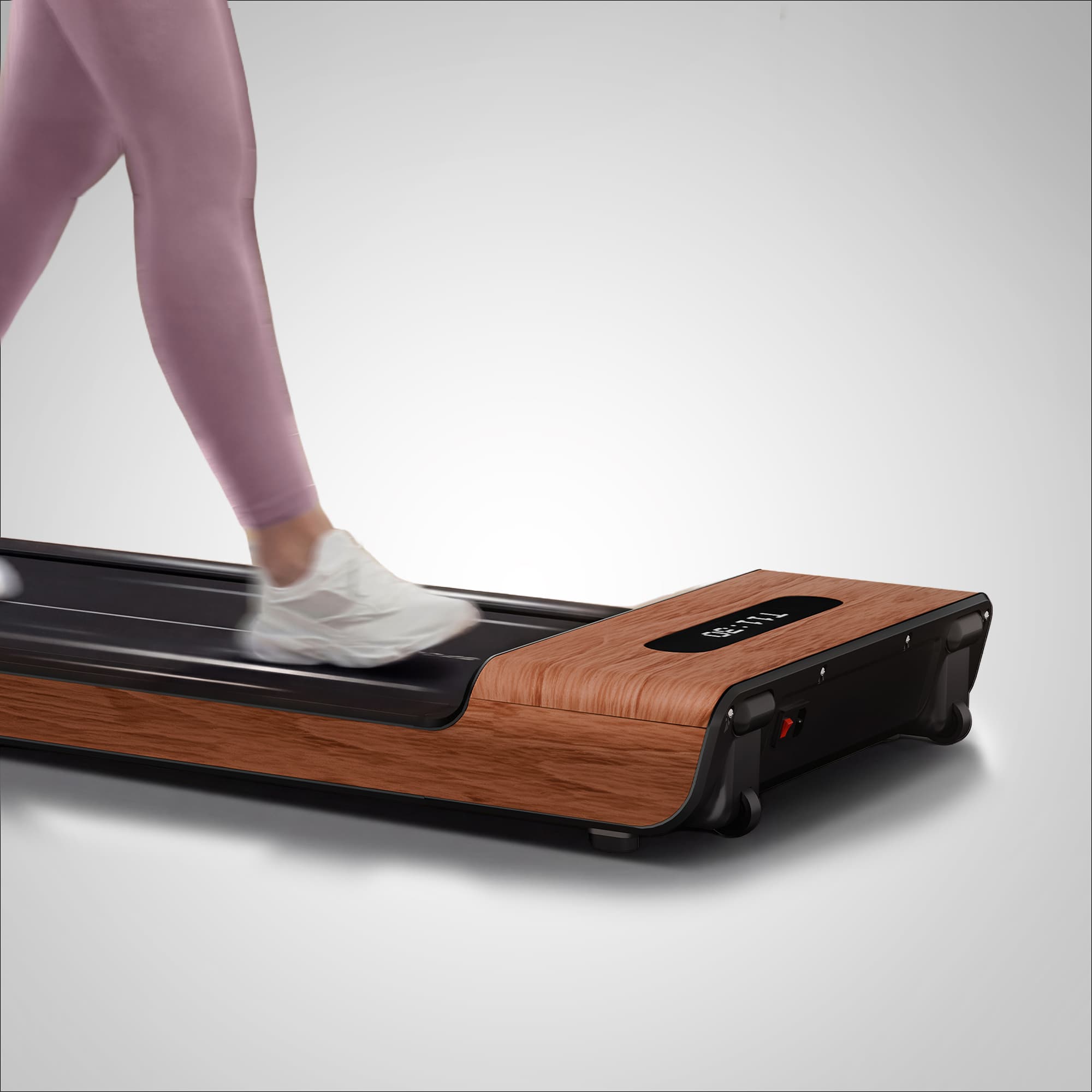 Detailansicht der dunkelbraunen Konsole des WoodPad Pro mit Display, seitlichem Rad und Fuß