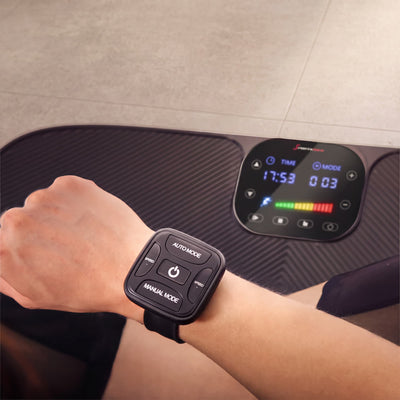 Nahaufnahme der Handgelenk-Fernbedienung und des Touch-Displays der VP400 mit Zeit- und Modusanzeige