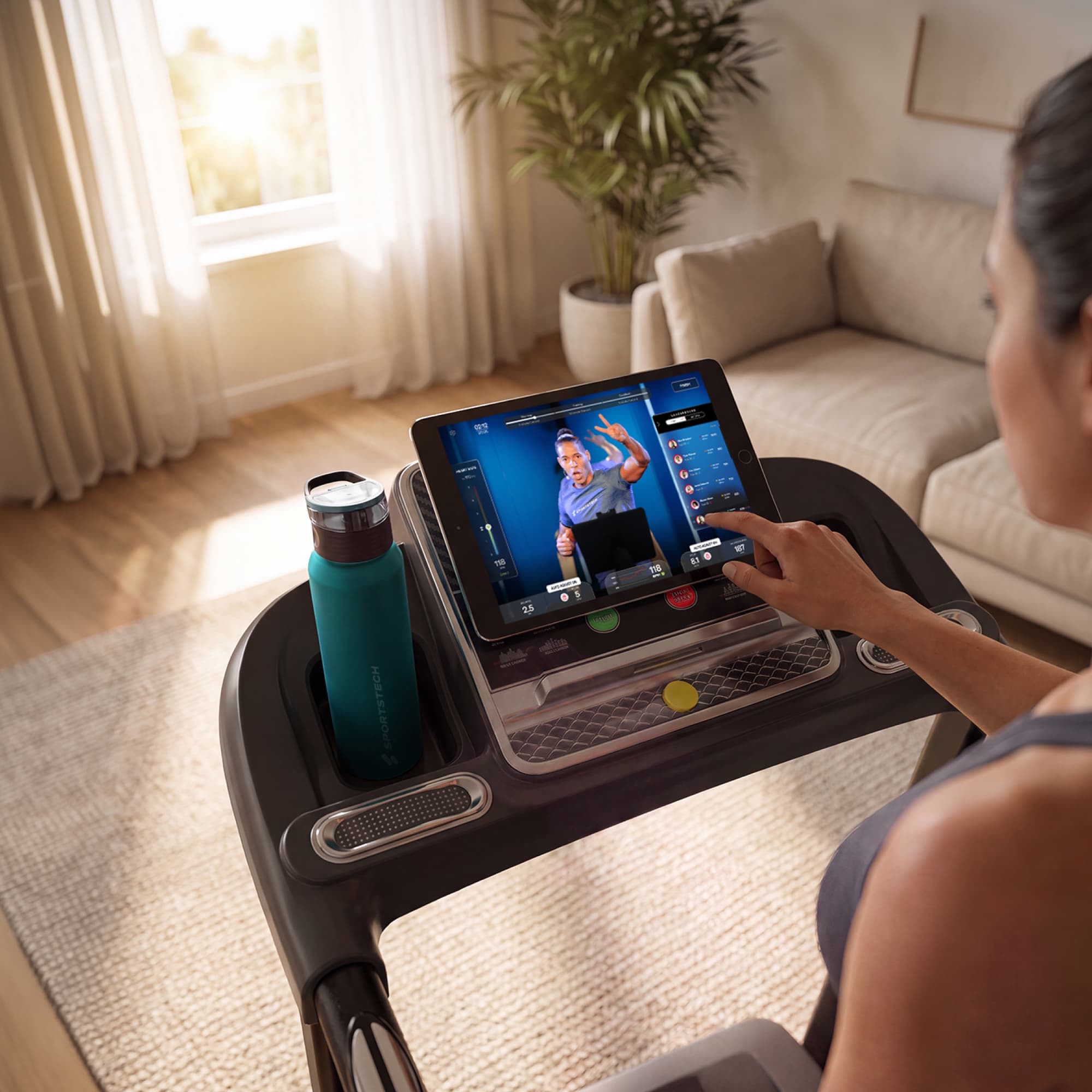 Blick über die Schulter auf die F10-Ablage mit Tablet, Trinkflasche im Halter und Trainingsapp