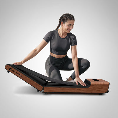 Frau klappt aufgestelltes dunkelbraunes WoodPad Pro auf, Deck halb hochgeklappt