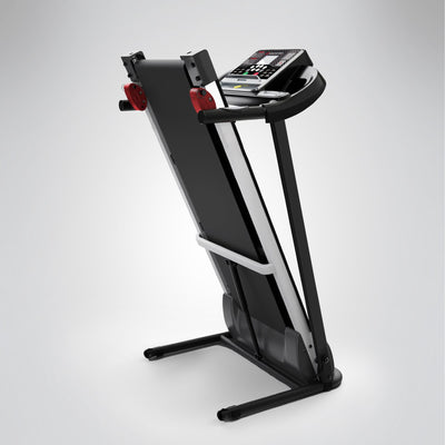F10 Laufband zusammengeklappt und hochgestellt, platzsparend mit sichtbarem Klappmechanismus