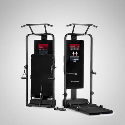 Zwei sGym Pro Kraftstationen aus Vorder- und Rückansicht mit Touchscreens, Kabelzügen und Klimmzugstange