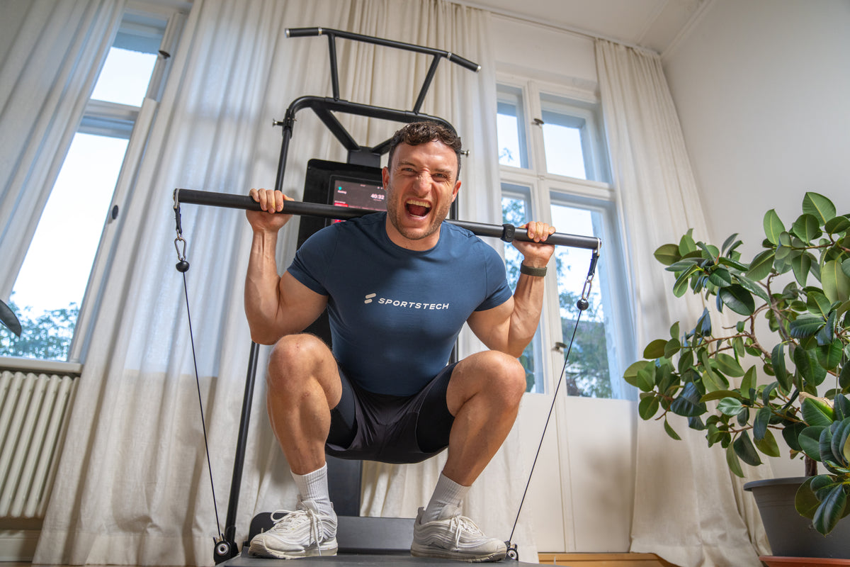 Sascha Huber beim Kniebeugen-Training am sGym Pro