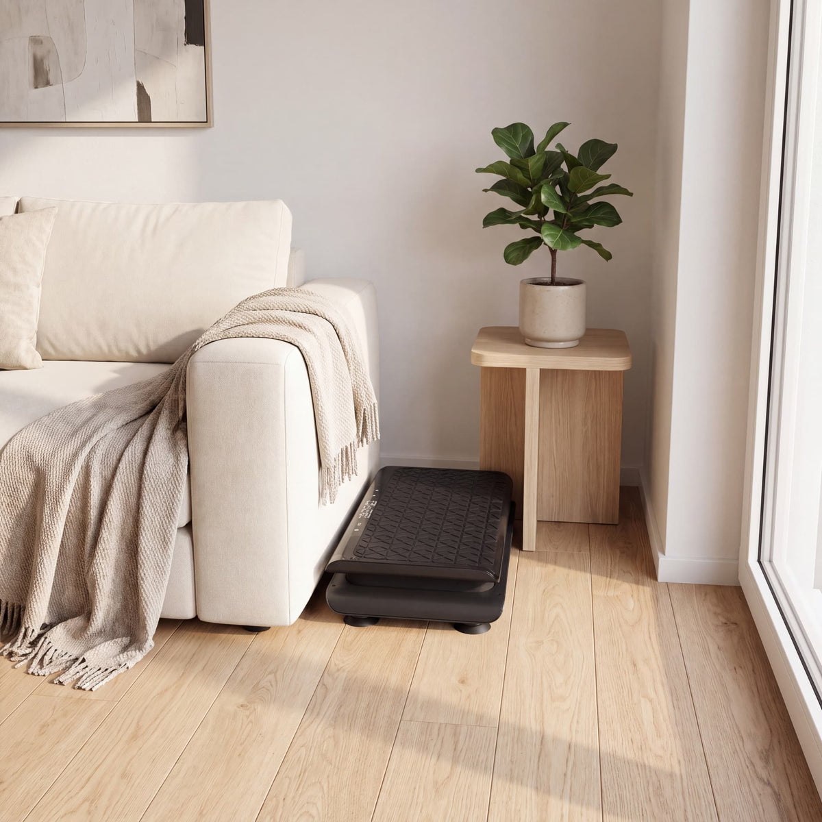 Schwarze sVibe Lite platzsparend zwischen Sofa und Beistelltisch auf dem Holzboden abgestellt