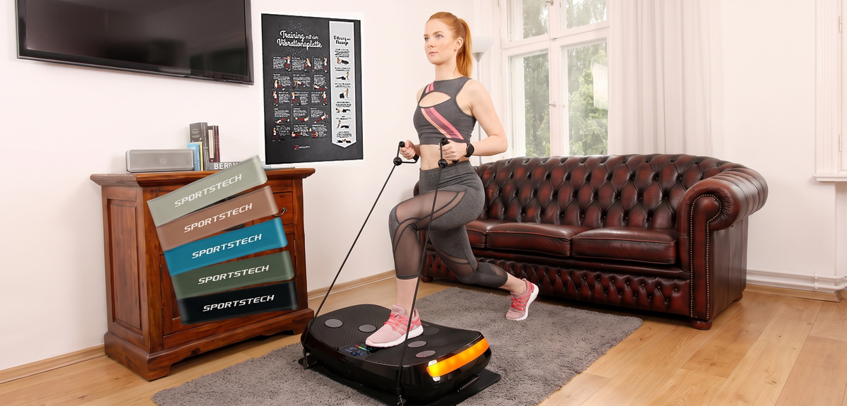 VP400 Vibrationsplatte: Frau trainiert mit Power Ropes im Wohnzimmer, daneben Fitnessbänder und Übungsposter