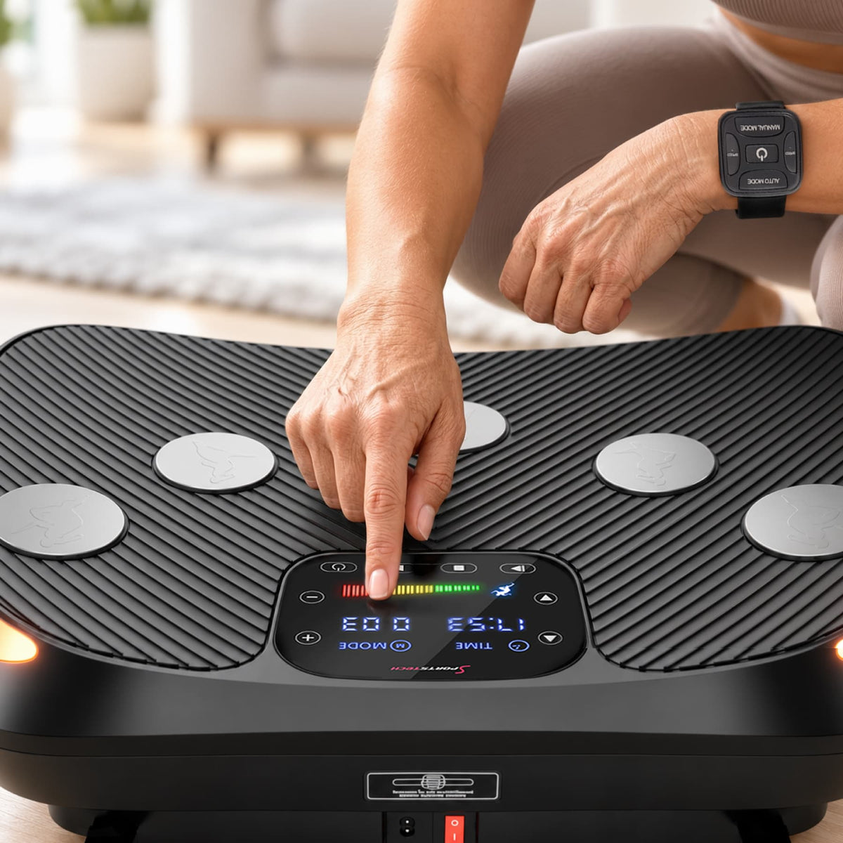 Finger bedient das Touch-LCD-Display der VP400 Vibrationsplatte, Watch Remote am Handgelenk