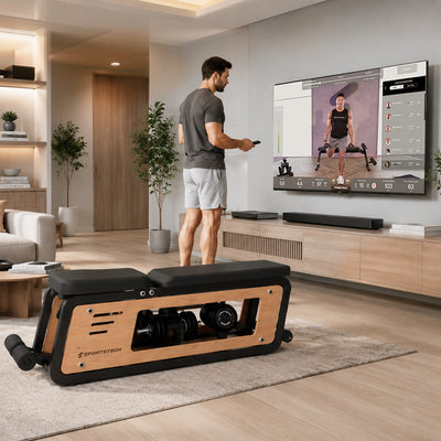 Woodmate Lite Hantelbank zusammengeklappt im Wohnzimmer vor einem Trainingsvideo am TV