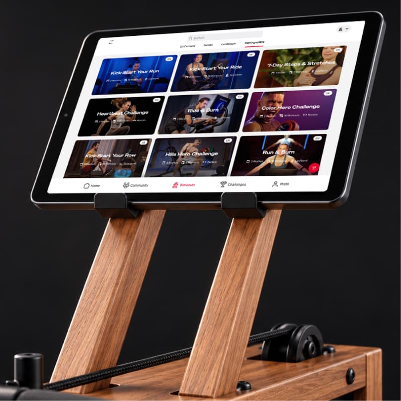 Verstellbare Tablethalterung des Sportstech WRX500 mit geöffneter Trainings-App