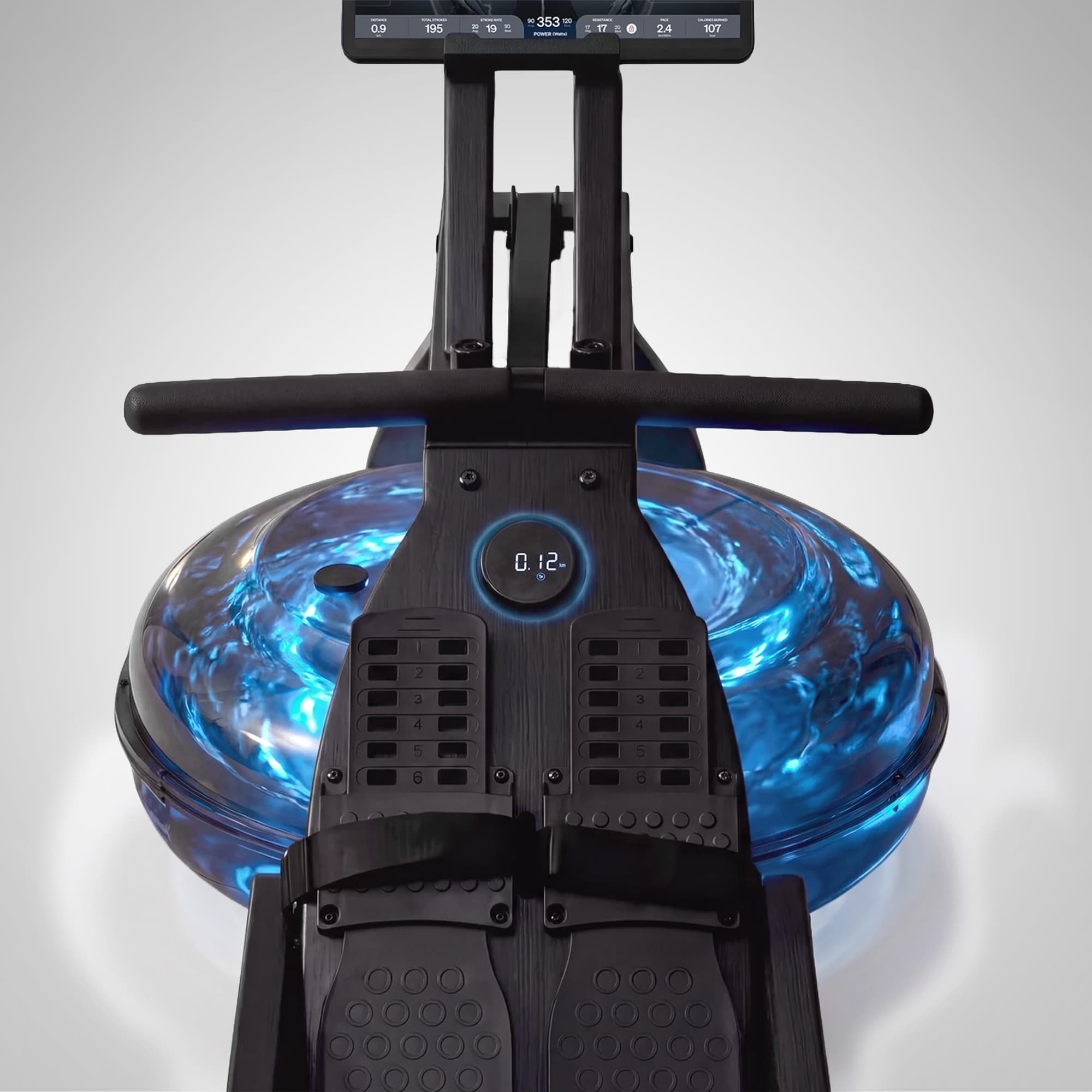 Detailaufnahme des schwarzen WRX500 von oben: Wassertank, Fußpedale mit Riemen und rundes Display