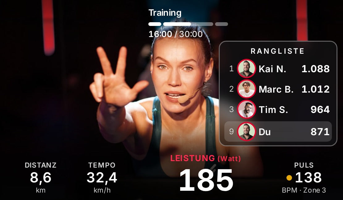Trainerin im Bike-Studio in Sportstech Live (Beispielansicht)