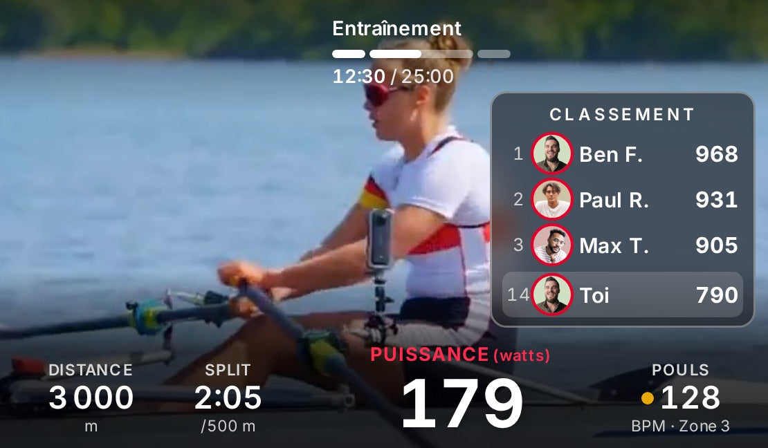 Rameuse en skiff sur un lac dans Sportstech Live (vue d'exemple)