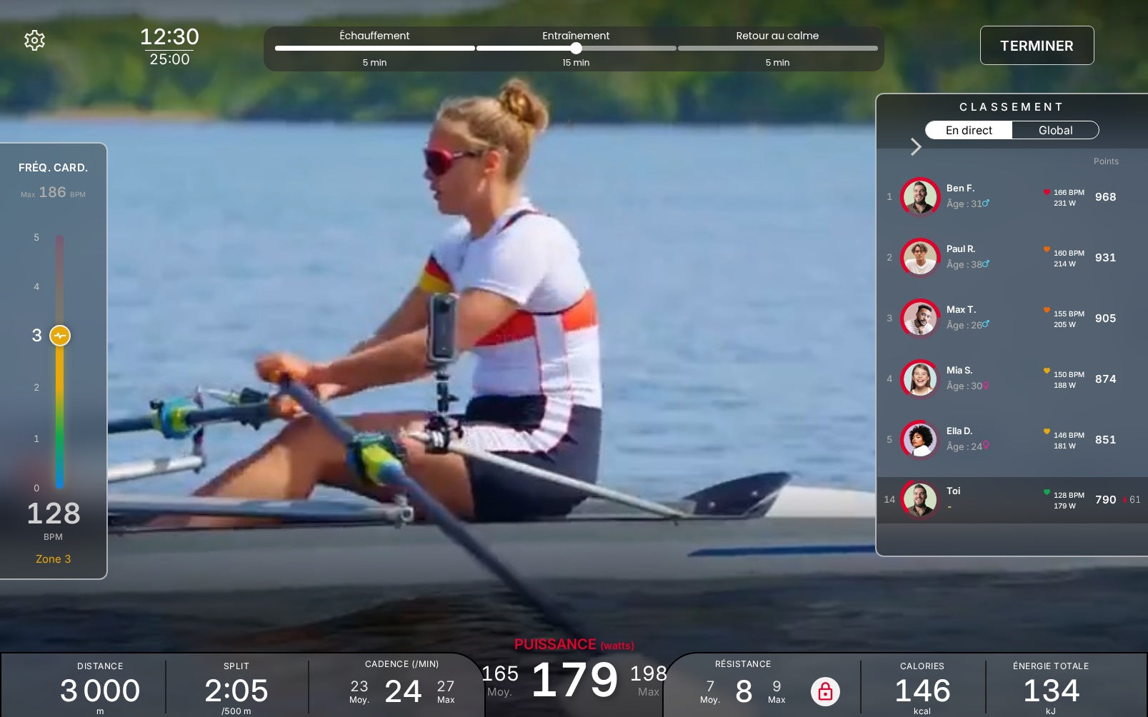 Rameuse en skiff sur un lac dans Sportstech Live (vue d'exemple)