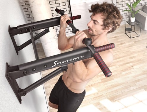 Mann auf Klimmzugstange von sportstech dynamisch