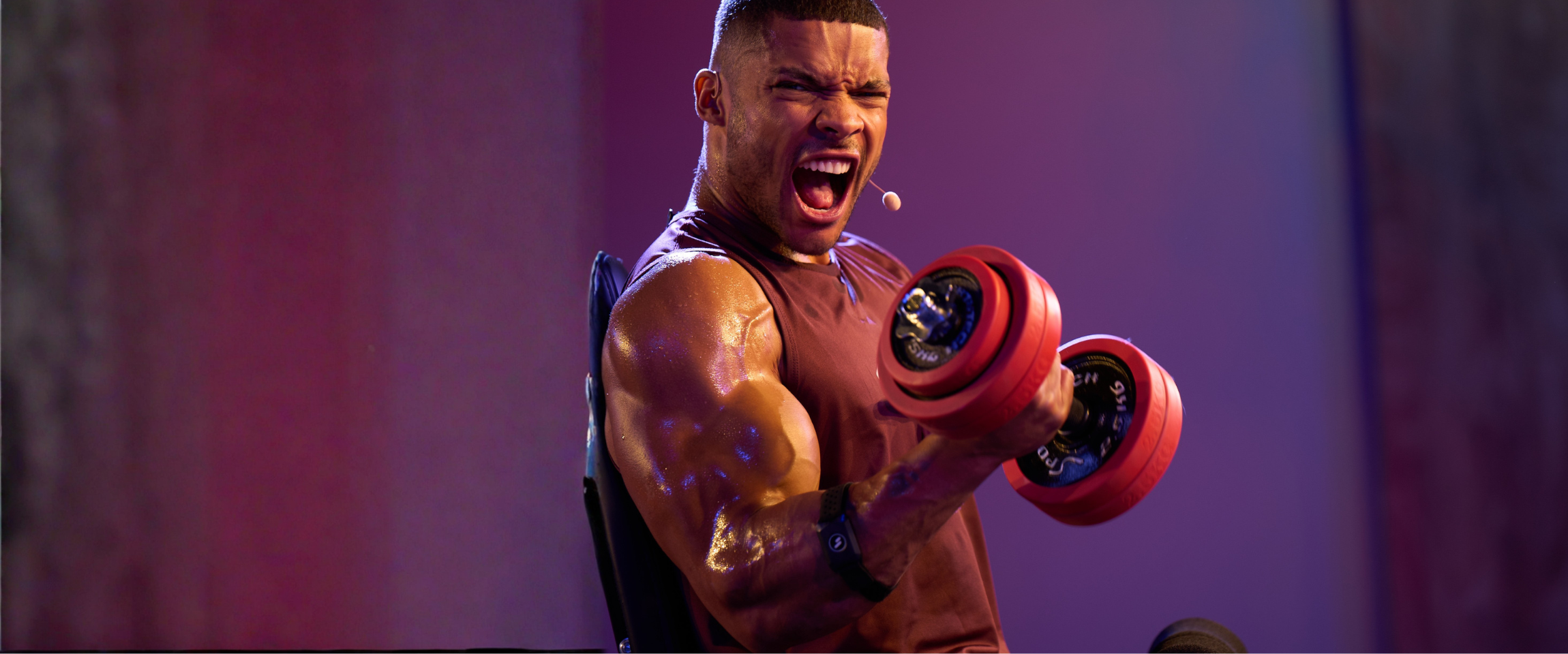 Mann mit Hantel schreiend