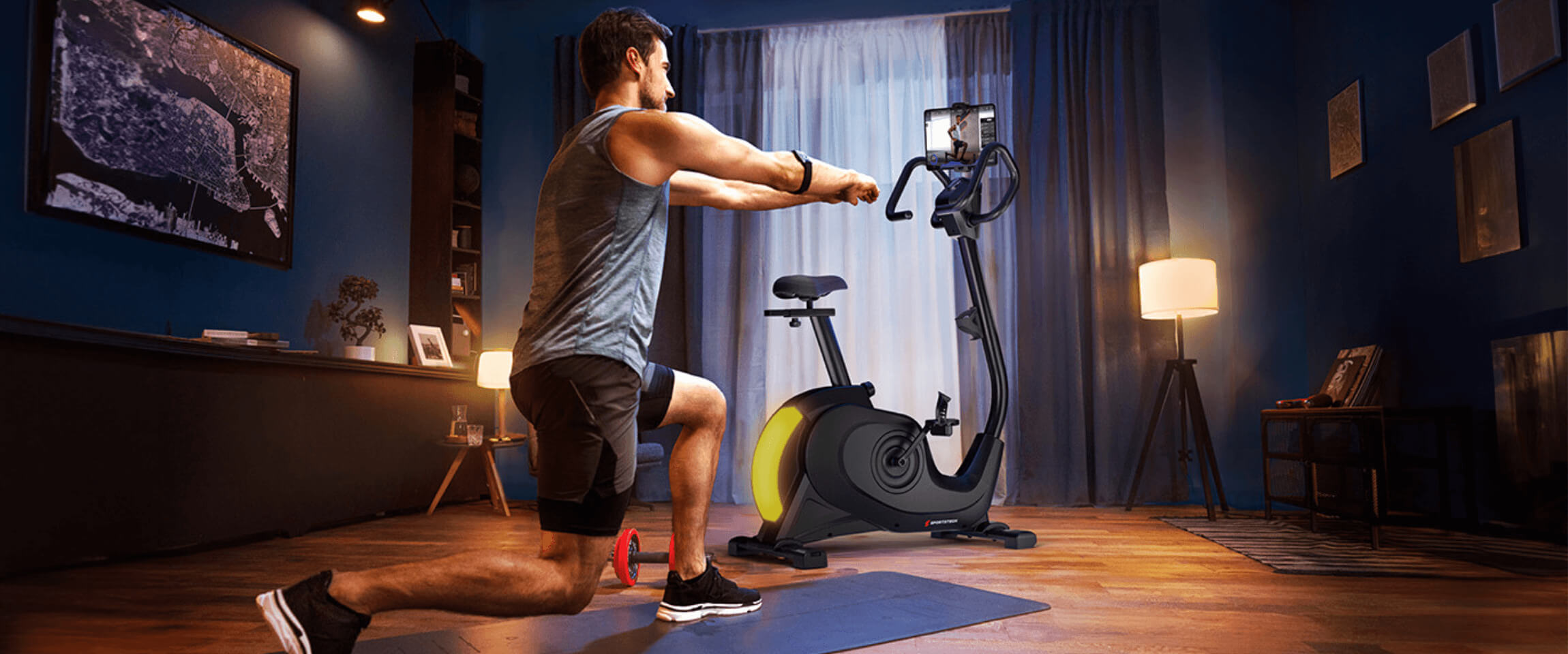 Mann beim Functional-Workout vor einem Ergometer im Wohnzimmer D