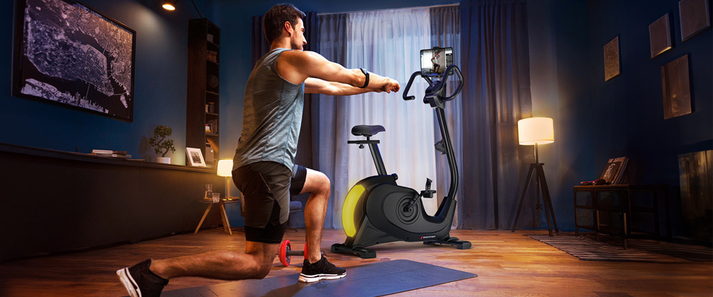 Mann beim Functional-Workout vor einem Ergometer im Wohnzimmer D