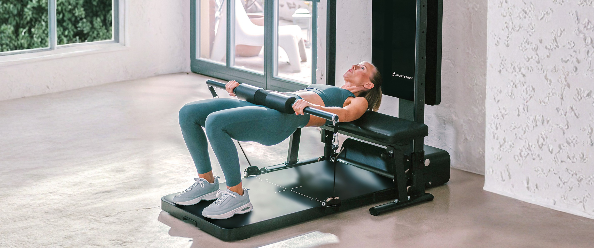 Frau trainiert auf dem sGym Pro zu Hause