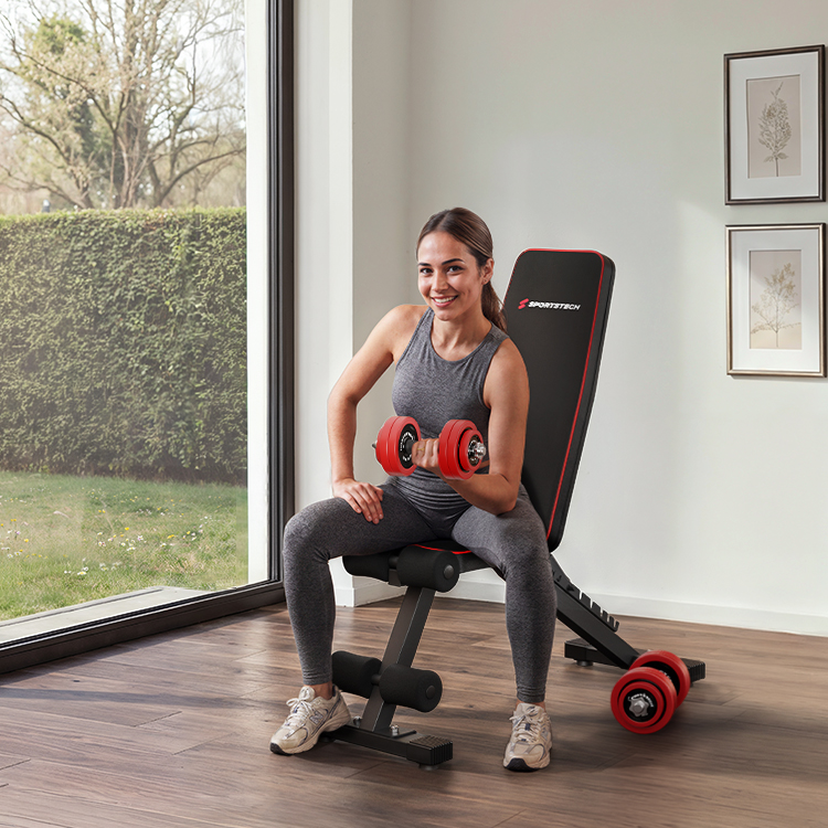 Frau mit Hantel sitzend auf Hantelbank