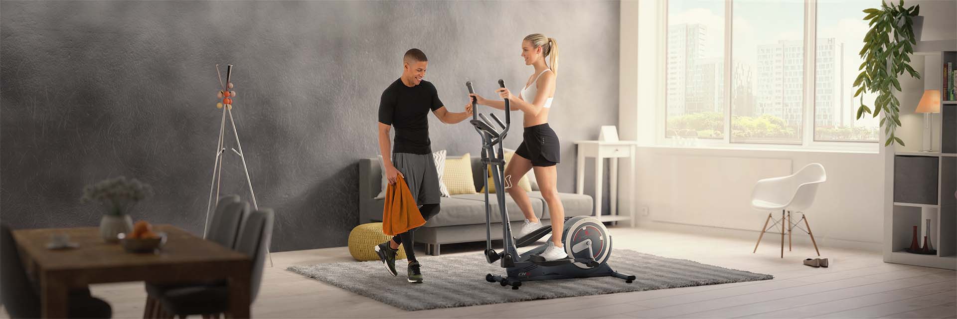 Crosstrainer CX625 von Sportstech Frau in Sportbekleidung trainiert auf dem CX625 Crosstrainer im Wohnzimmer