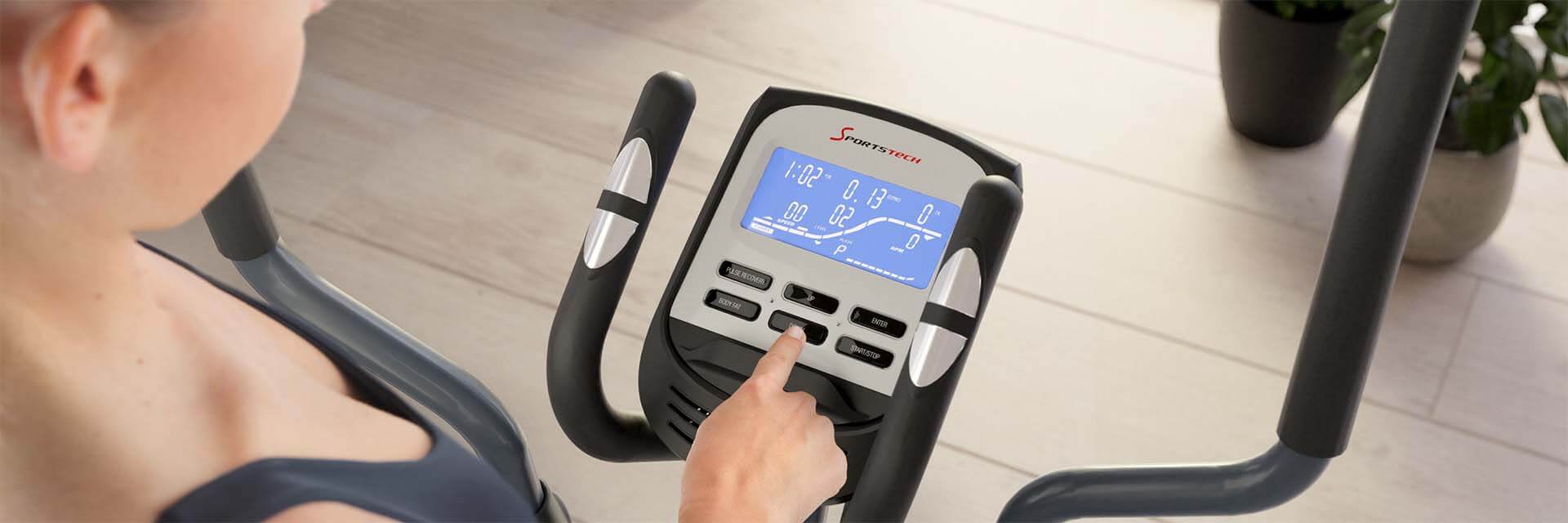 Frau bedient die Konsole des Sportstech Crosstrainer CX625