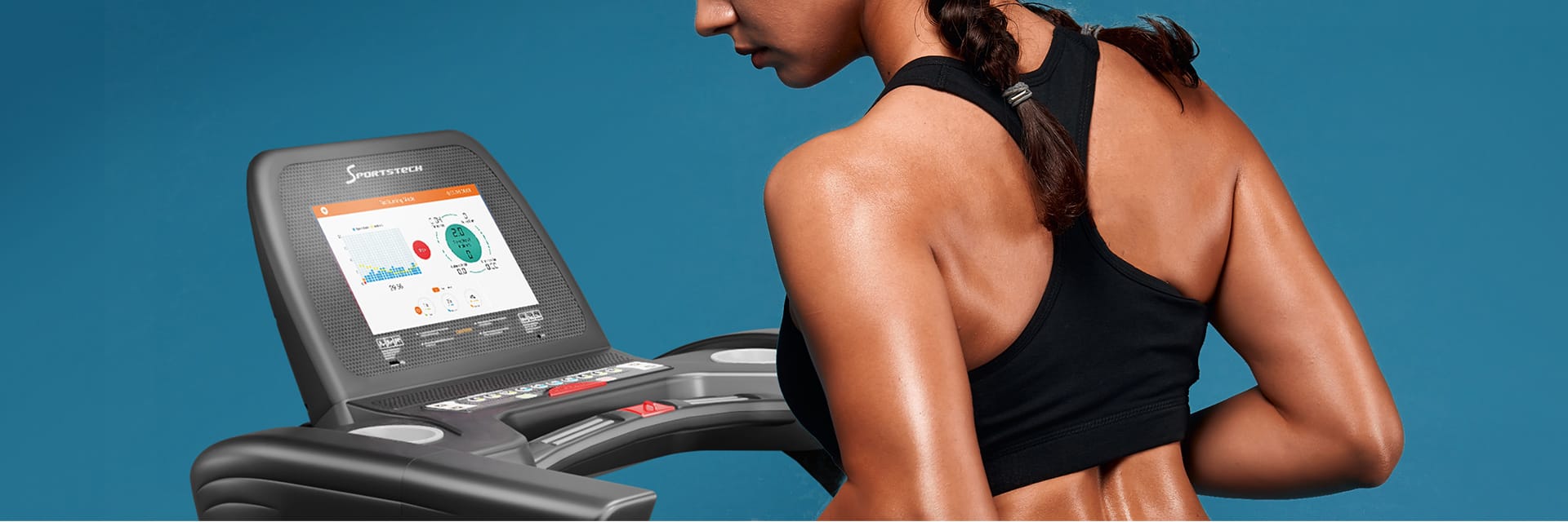 Display von dem Laufband F75 und eine Sportlerin laufband-f75-display-training