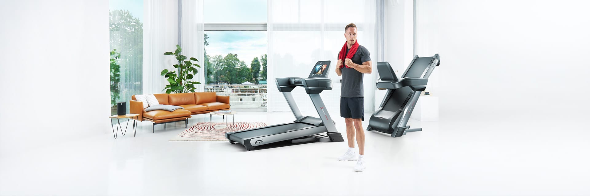 Ein Sportler trainiert zu Hause mit dem Laufband F75 laufband-f75-zuhause