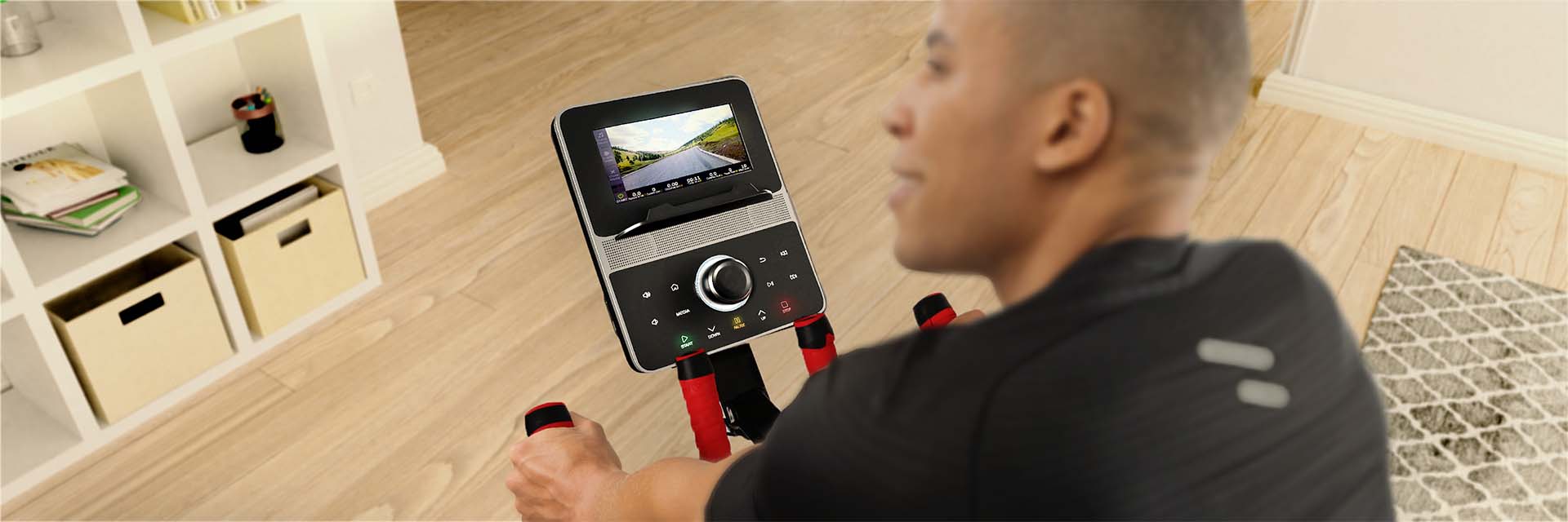 Schwarzes Laufband F10 Sportstech Frau in Sportkleidung läuft auf schwarzem Laufband F10, TV im Hintergrund