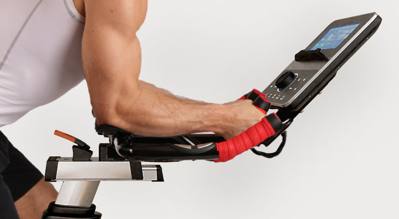 Schwarzes Laufband F10 Sportstech Gelenke Rückansicht schwarzes Laufband F10, Laufvorgang Sportschuhe mit roter Sohle